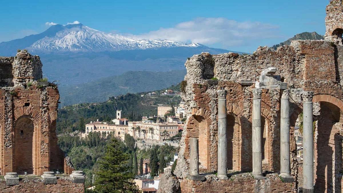 Vista del Hotel San Doménico en Taormina, con el Etna al fondo.