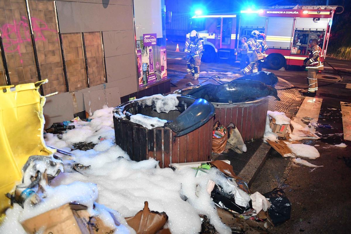 Contenedores calcinados en Monelos