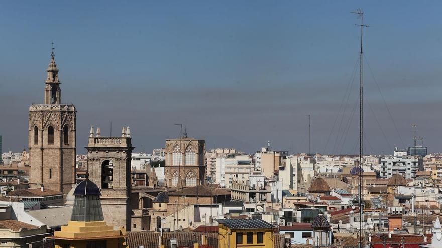 El humo de la quema de la paja del arroz cubre Valencia