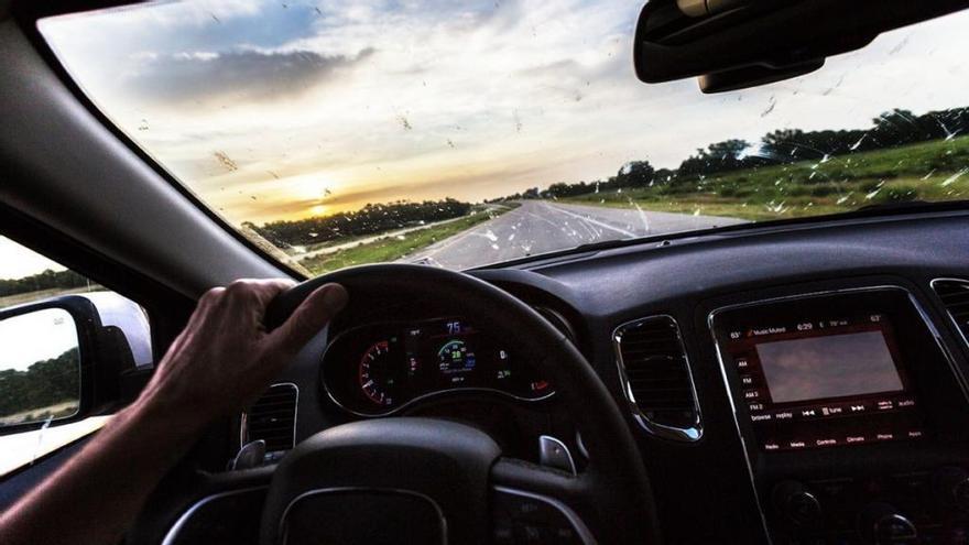 ¿Cómo mantener limpios los cristales del coche durante el verano?