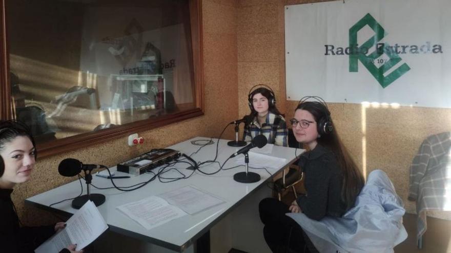 Alumnas del IES Nº1 visitan Radio Estrada para celebrar a Castelao