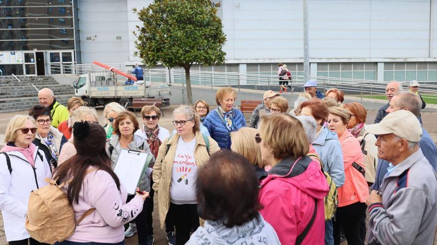 Participantes en la actividad «Paseos por los barrios», el pasado noviembre. | MARIO CANTELI