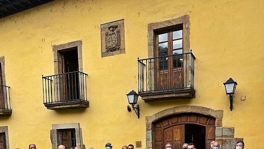 Representantes de las asociaciones y del Ayuntamiento, ayer, en la Casa de la Buelga de Ciaño. | Vivas