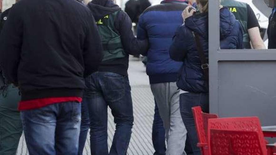 La Guardia Civil traslada al detenido tras el registro en la ría.