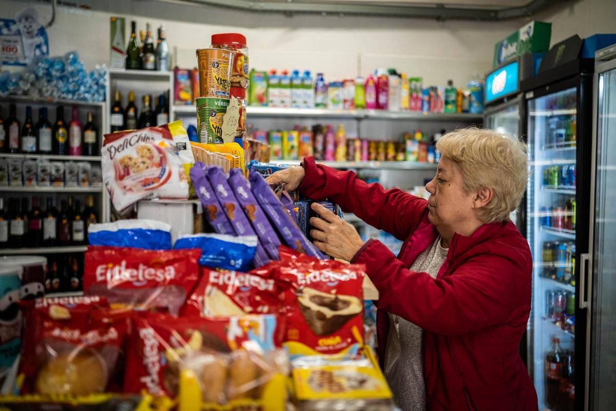 Ángela Pérez reponiendo algunos productos en El Fauno Blanco.