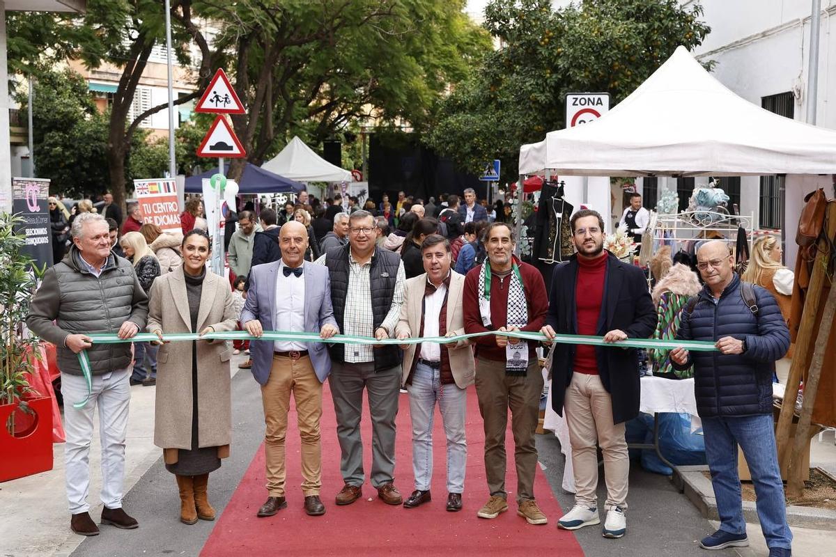 Concejales de todos los grupos municipales y comerciantes cortan la cita inaugural de esta jornada especial en Ciudad Jardín.