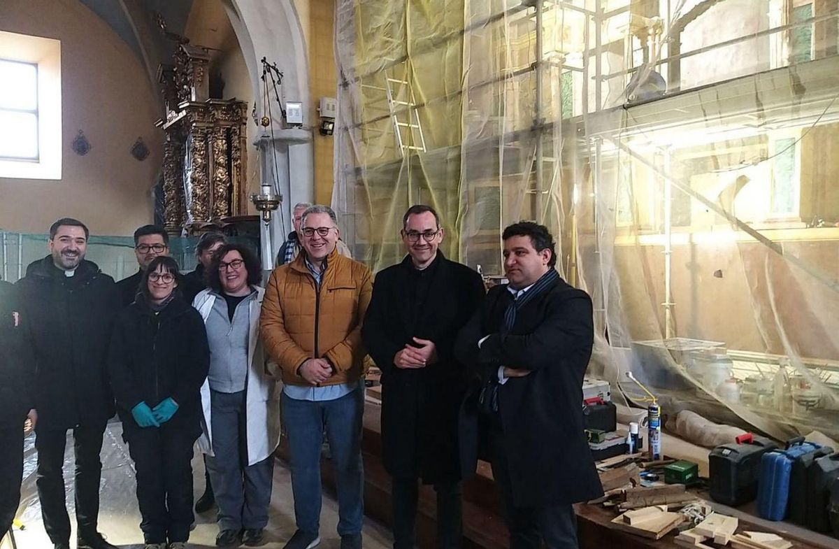 Jesús María Prada Saavedra, junto a los técnicos que restauran el retablo de la iglesia de Villafáfila, el delegado diocesano de patrimonio, Miguel Ángel Hernández, y el alcalde, José Ángel Ruiz. | A. B.