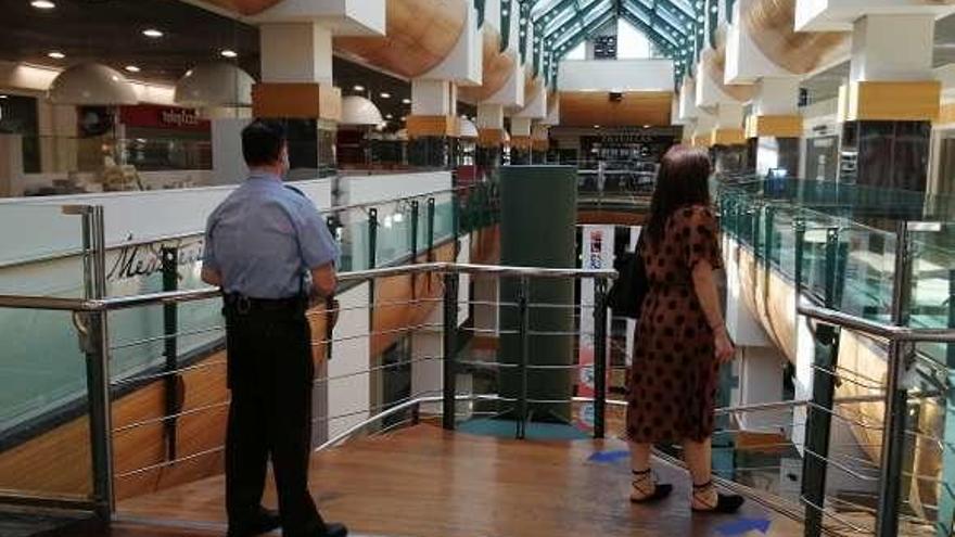 El centro comercial Pontevella se prepara para la reapertura. // FdV