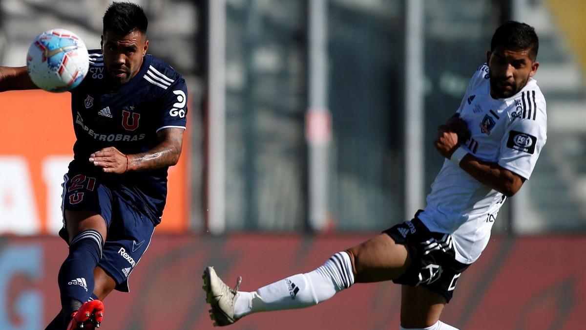 Sebastián Valencia (derecha), jugador de Colo Colo, disputa un balón con Gonzalo Espinoza de la U de Chile