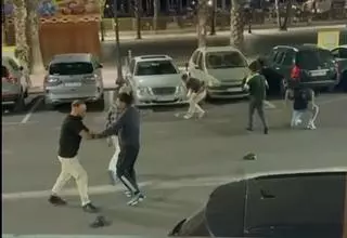 A botellazos, puñetazos y cabezazos en una brutal reyerta de madrugada en Lo Pagán