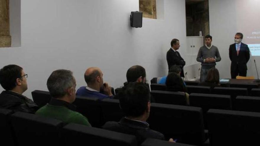 Salvador González y Nicolás G. Casares, durante el curso que comenzó ayer en la biblioteca.