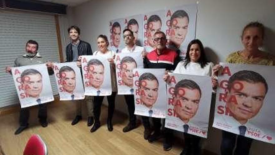Pegada de carteles en el PSOE de Moaña. // S.Á.