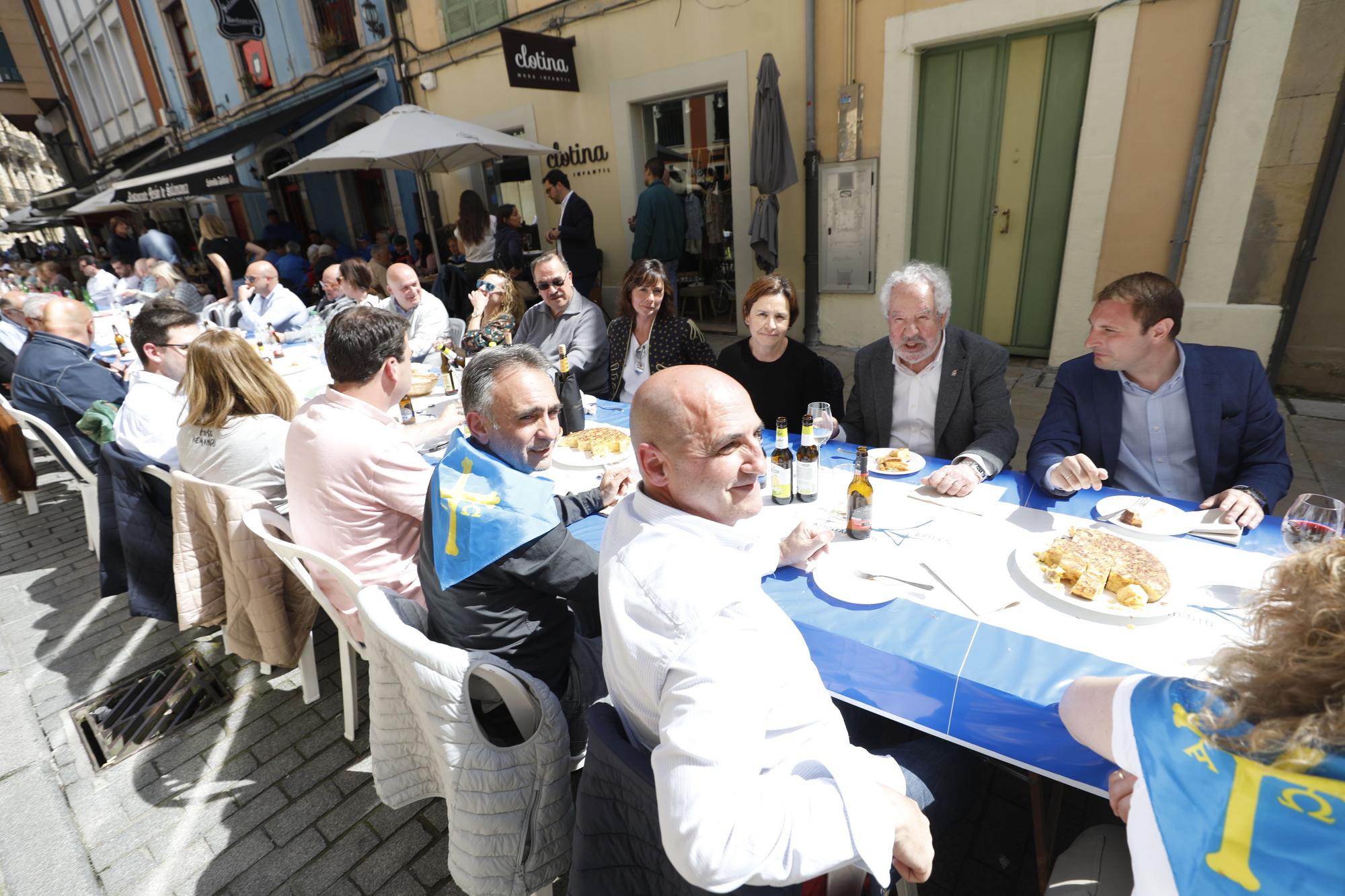 El escaparate político de la Comida en la Calle de Avilés