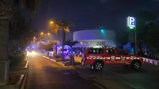 Desalojan un hotel en Costa Adeje tras incendiarse un vehículo