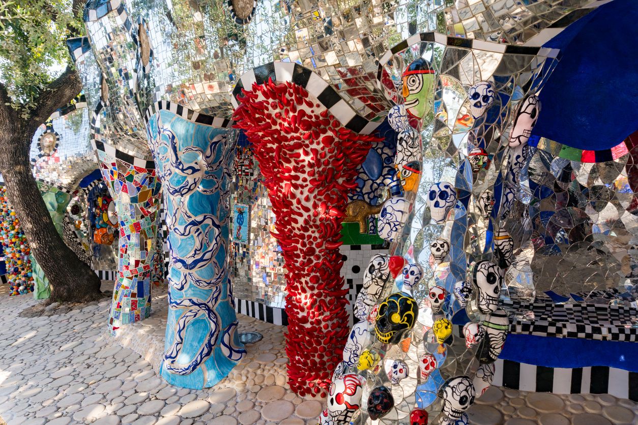 De Saint Phalle dio a las esculturas su toque personal añadiéndoles color y vitalidad