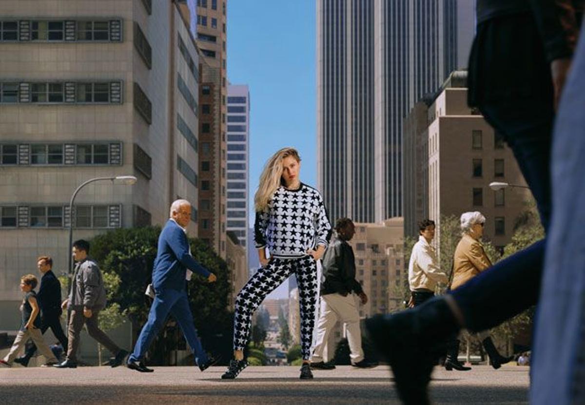 Look blanco y negro de la colección de Miley Cyrus para Converse