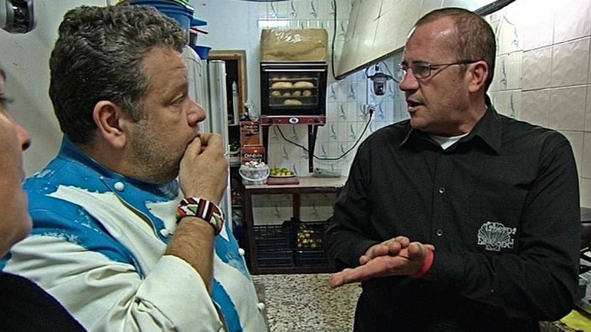 Antonio y Alberto Chicote en 'Taberna La Concha' durante uno de los programas de 'Pesadilla en la cocina'