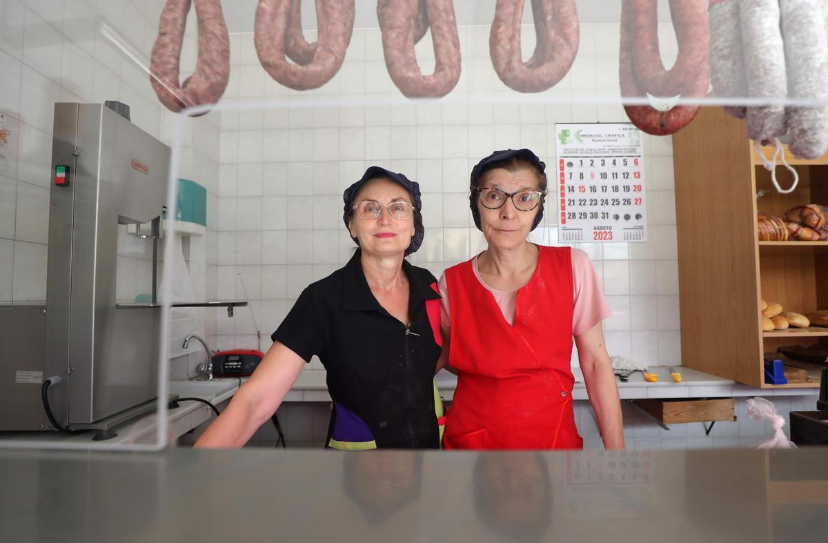 Josita y Mari Carmen, trabajadores de la carnicería de Vera de Moncayo.
