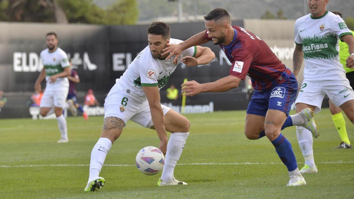 Florin Andone pelea un balón junto a Pedro Bigas