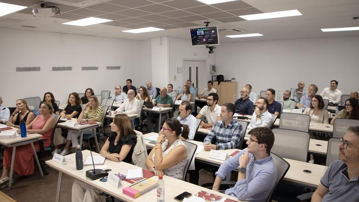 ENAE ofrece clases en vivo, debates interactivos y proyectos colaborativos con personas de diferentes países.