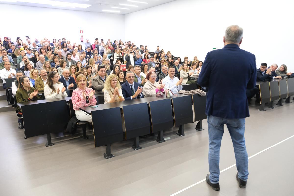 El aula se ha llenado para escuchar al candidato a rector y actual responsable del rectorado.