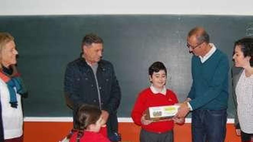 Mario Larrondo recibe el premio.