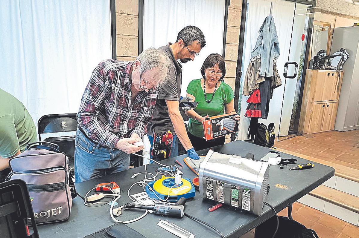 Los voluntarios pueden tardar las dos horas enteras en arreglar un solo objeto.