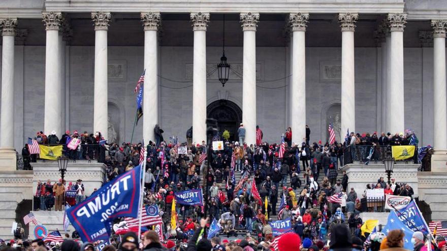 Moment de l’assalt al Capitoli de fa un any | ARXIU/MICHAEL REYNOLDS /EFFE