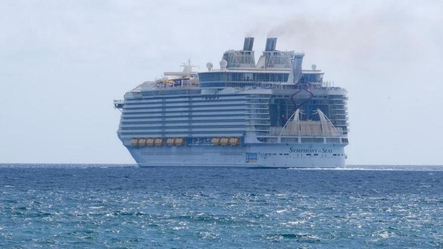 Denuncian la pérdida de calidad del aire por la llegada de dos megacruceros al puerto de Palma