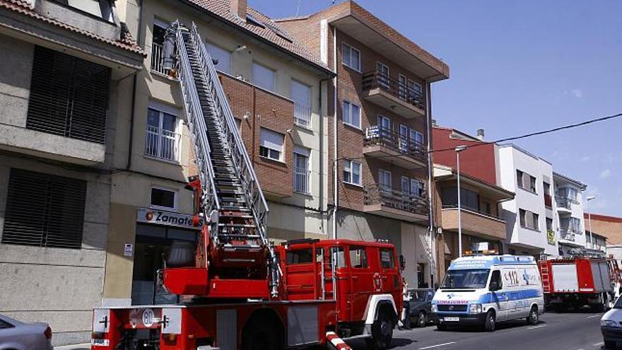 Los bomberos rescatan por una ventana a un niño que se había herido en su casa