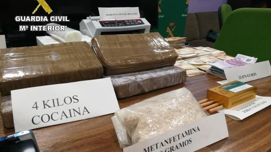 Se han incautado cuatro kilos de cocaína y 400 gramos de metanfetamina.