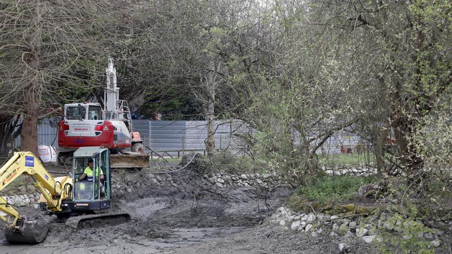 Trabajos para la retirada de lodos en los estanques del parque de Isabel la Católica