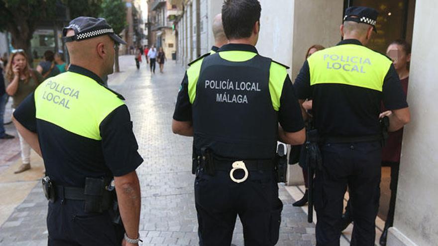 Un agente de la Policía Local patrulla en la calle con los nuevos chalecos.