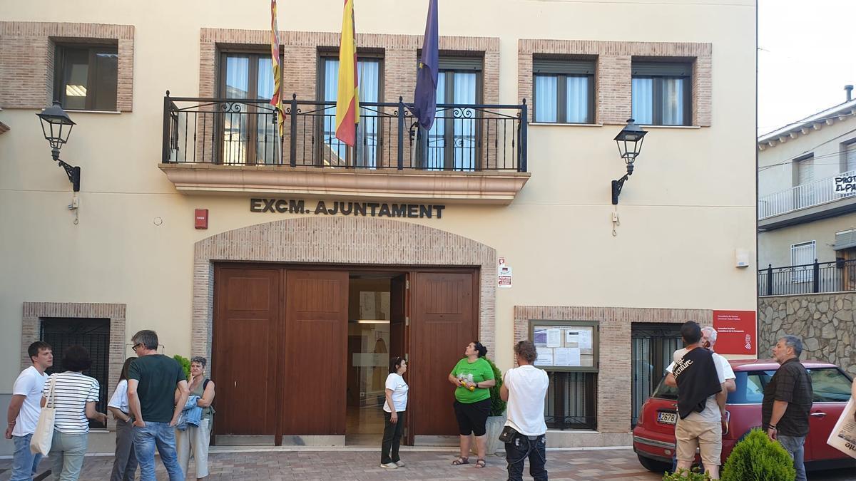 Vecinos y vecinas a las puertas del Ayuntamiento de Castellonet, minutos después del pleno.