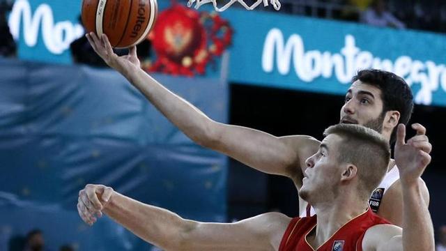 Álex Abrines (detrás) en el Eurobasket 2017.