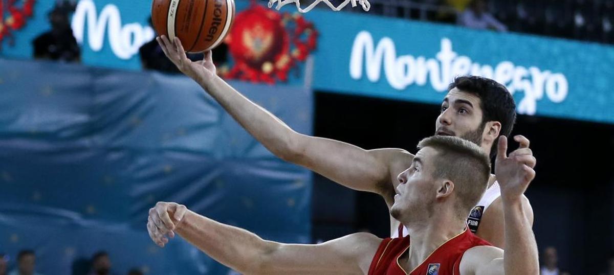 Álex Abrines (detrás) en el Eurobasket 2017.
