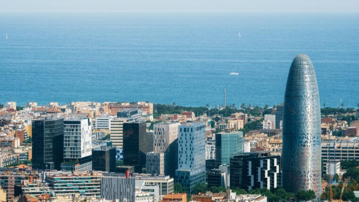 Panorámica de Barcelona con la Torre Barcelona y el 22@ de fondo