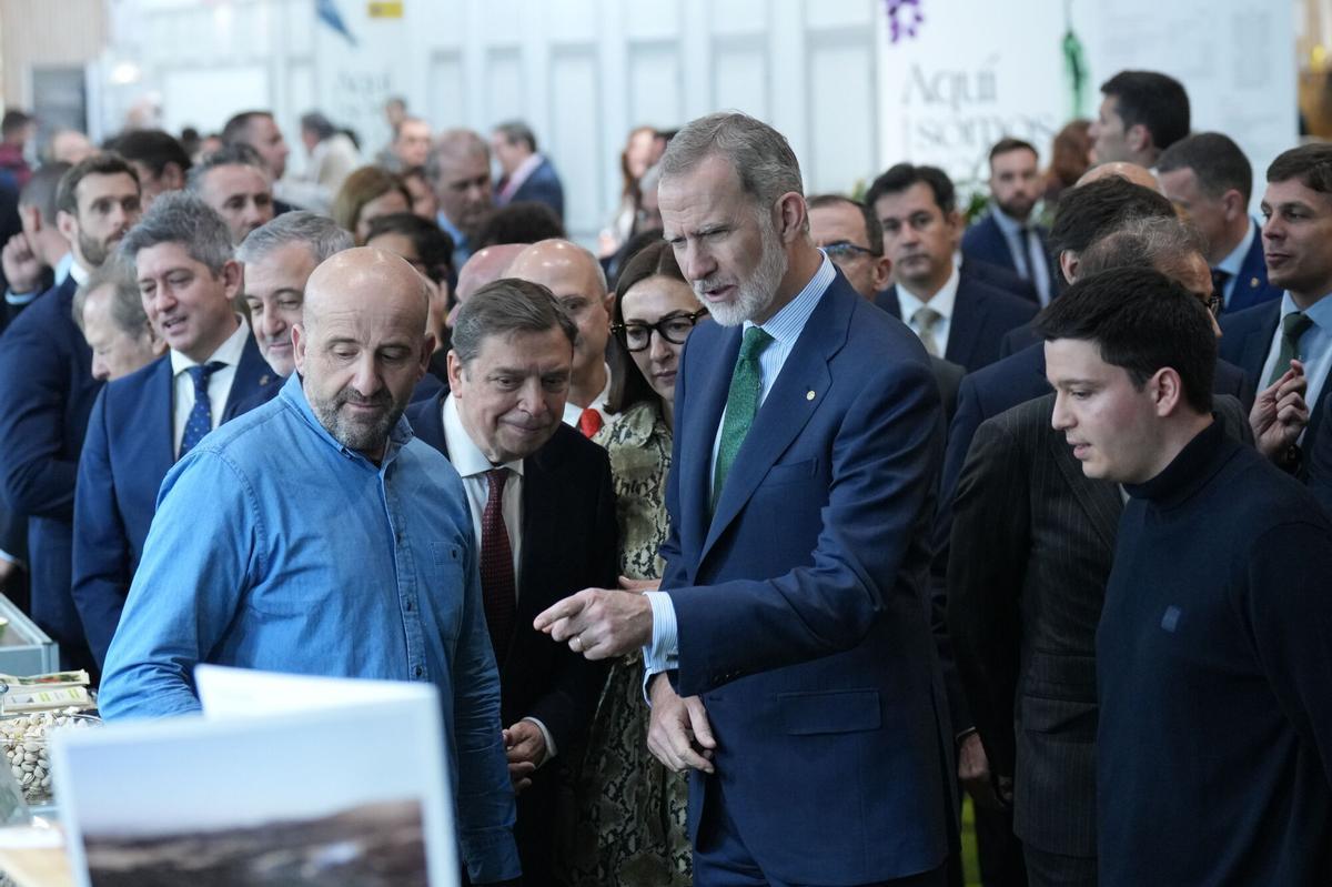 El Rey Felipe VI (c) durante la inauguración del Salón Internacional de la Alimentación y Bebidas ‘Alimentaria 2026’, en la Fira de Barcelona, a 23 de marzo de 2026, en L'Hospitalet de Llobregat, Barcelona, Catalunya (España). La feria reúne a toda la cadena de valor del sector alimentario, desde el retail hasta hoteles, restaurantes y cafeterías. El evento coincide con el 50.º aniversario de Alimentaria, que nació en 1976 como el primer gran salón profesional en España dedicado a la industria alimentaria. 23 MARZO 2026 David Zorrakino / Europa Press 23/03/2026. Felipe VI;David Zorrakino