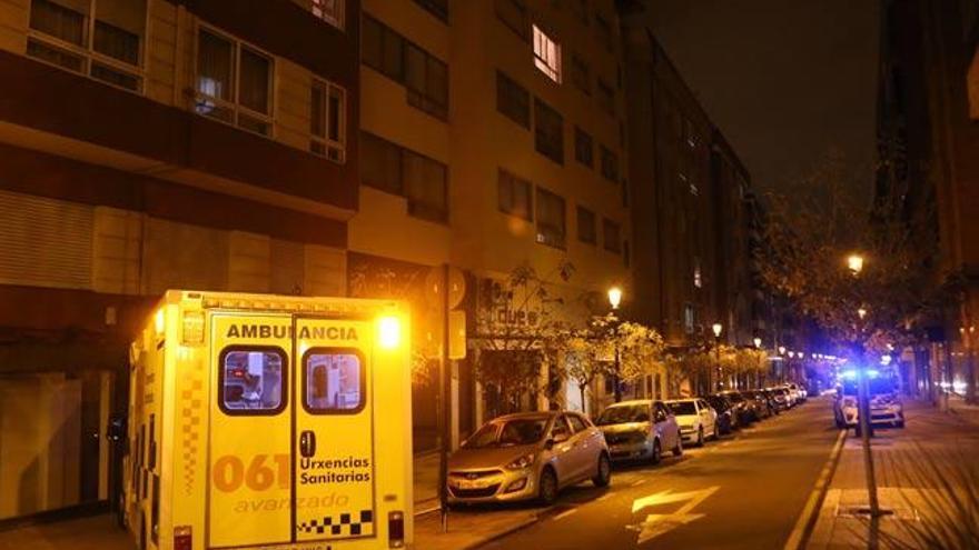 Una ambulancia espera al levantamiento del cadáver en calle Zamora. // NICK