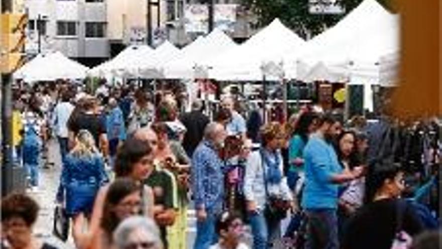 &quot;Compra i somia&quot; treu cent parades al carrer a Girona