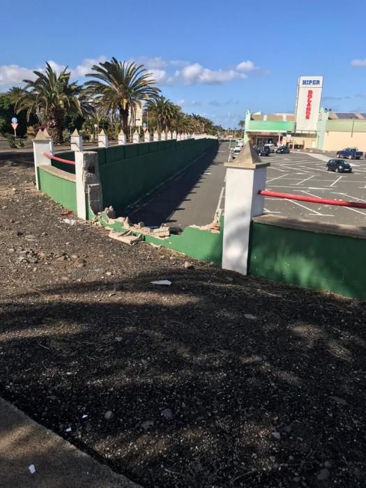 Un vehículo cae desde dos metros a un aparcamiento en Arinaga