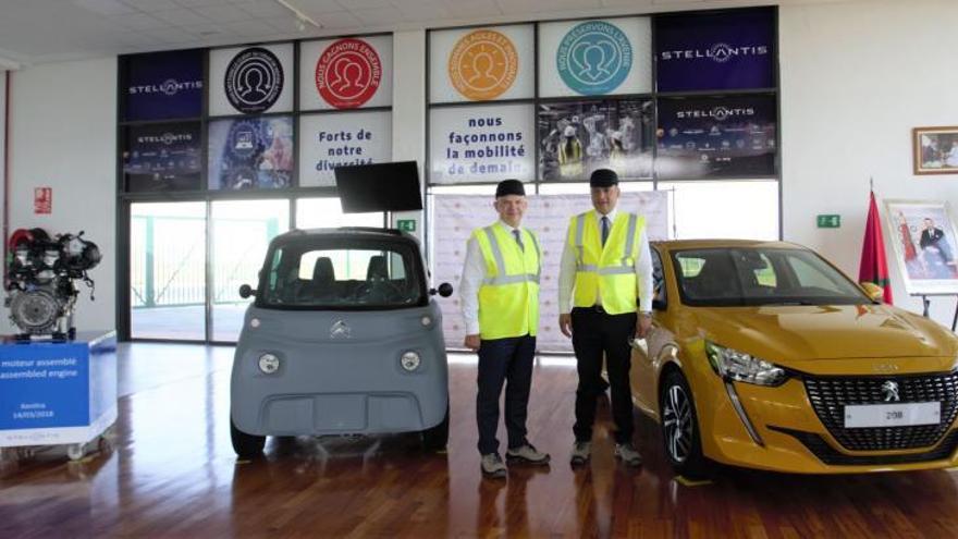 Ryad Mezzour, a la derecha, con el responsable regional de Stellantis, Samir Cherfan, el pasado año durante una visita a la fábrica de Kénitra. En la foto, con el Citroën AMI y el Peugeot 208. | // STELLANTIS