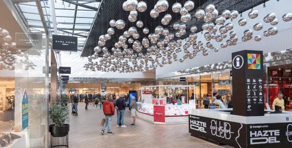 El centro comercial cuenta con amrcas de primer nivel y es conocido por sus jugosas rebajas