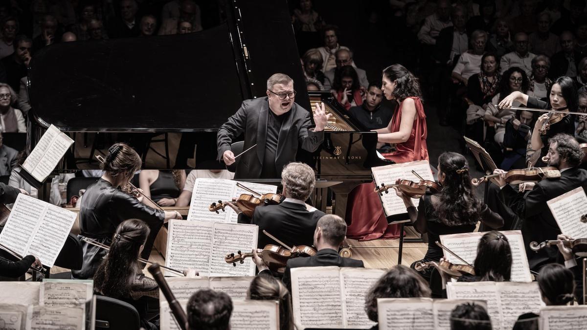 Mikko Franck al frente de la Orquesta Filarmónica de Radio France con Beatrice Rana al piano.
