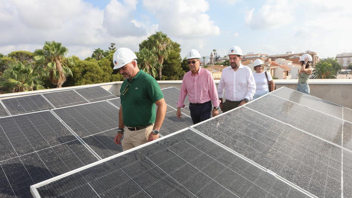El conseller Marciano Gómez junto al alcalde Fran López supervisan las placas solares que harán autosuficiente al centro de salud.