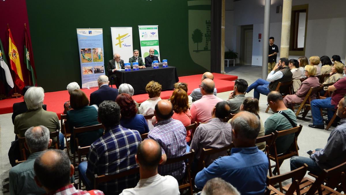 Presentación en Plasencia del 'libro azul' de Placeat.