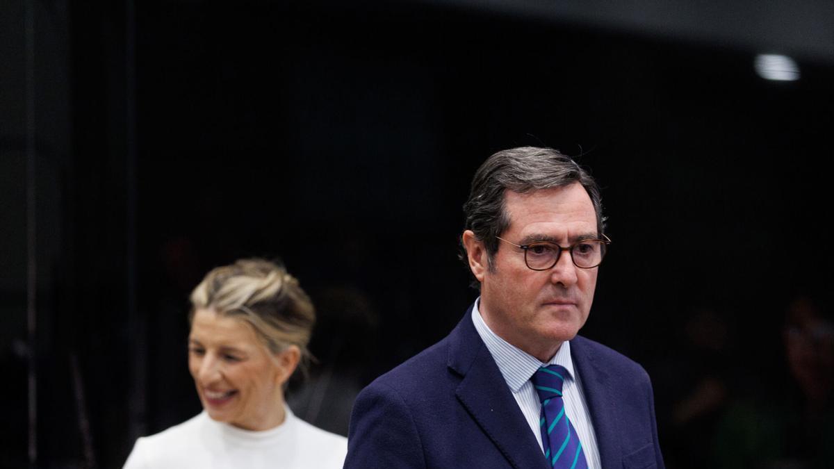 La vicepresidenta segunda y ministra de Trabajo y Economía Social, Yolanda Díaz, y el presidente de la CEOE, Antonio Garamendi, en una imagen de archivo.