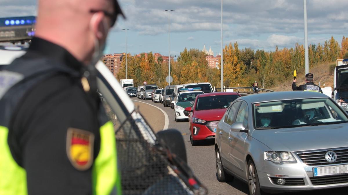 Control policial en  León, esta semana, para supervisar el cumplimiento de las restricciones a la movilidad.