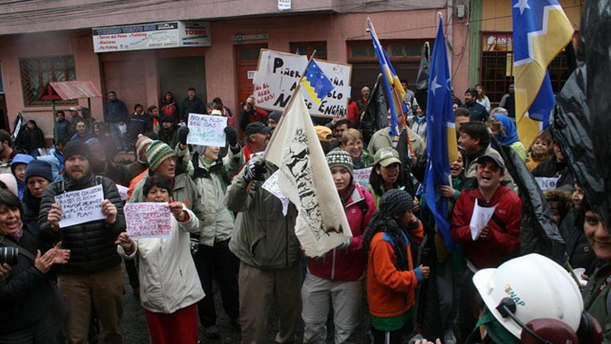 Turistas y ciudadanos protestan en una calle de Punta Arenas tras el anuncio del alza en el precio del gas en un 16,8%.