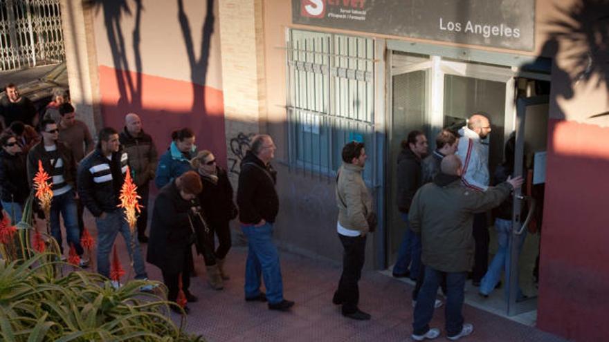 Trabajadores parados entran a una oficina de empleo de Alicante.